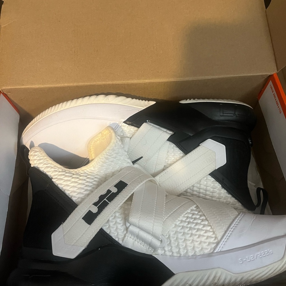 Nike Mens Lebron Soldier AT3872-101 White Basketball Shoes